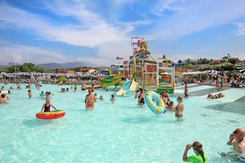 Feriendorf Cisano San Vito Dreizimmer-Bungalow Zaffiro für 4 Personen - image 2