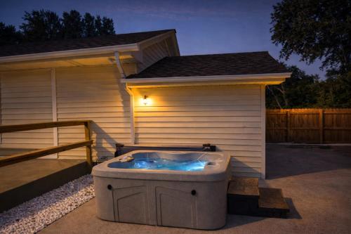 . Hot Tub Hideaway by Timber Oaks Vacation Rentals