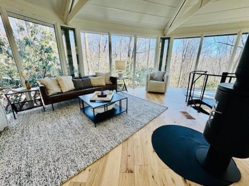 The Enchanted Nook- Romantic Retreat in Hillsville (VA)