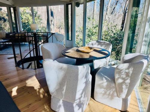 The Enchanted Nook- Romantic Retreat in Hillsville (VA)