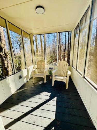 The Enchanted Nook- Romantic Retreat in Hillsville (VA)