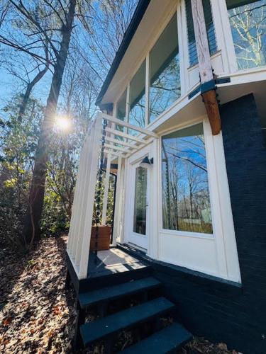 The Enchanted Nook- Romantic Retreat in Hillsville (VA)