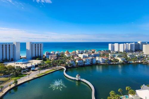 Beach-view penthouse condo with stunning water views on-site pool & hot tub – khách sạn tại Destin Beachfront