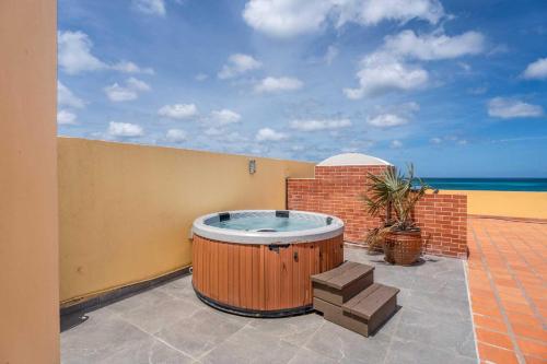 Beachfront - Surround View 4BR Penthouse - P516, Palm-Eagle Beach (foto 9)