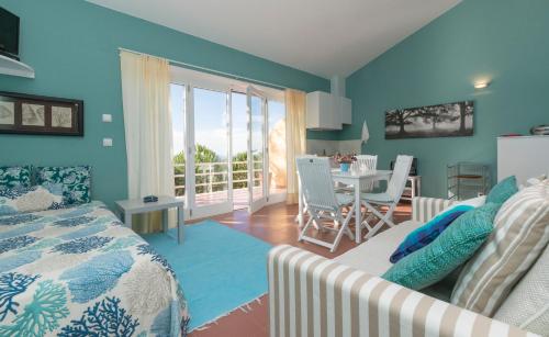 Apartment with Balcony and Sea View