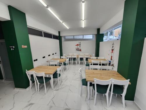 Koplietošanas atpūtas telpa ar TV, The HANGOUT Hostel in Saranda