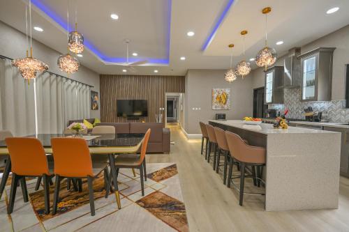 Golden Pear Villa-MSV 10BR - 5 Fully Equipped Kitchens, Harbor & Sea Views in เซนต์ จอร์จ
