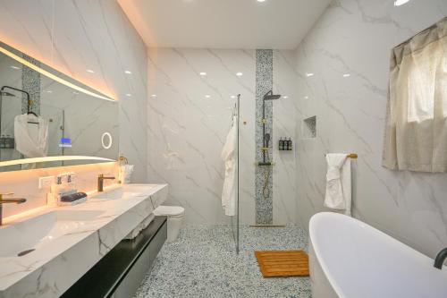 Golden Pear Villa-MSV 10BR - 5 Fully Equipped Kitchens, Harbor & Sea Views in เซนต์ จอร์จ