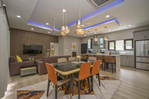 Golden Pear Villa-MSV 10BR - 5 Fully Equipped Kitchens, Harbor & Sea Views in เซนต์ จอร์จ