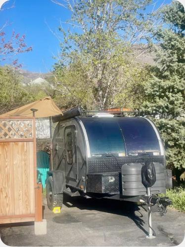 Cozy Glamping Pod Outdoor Kitchen and Shower