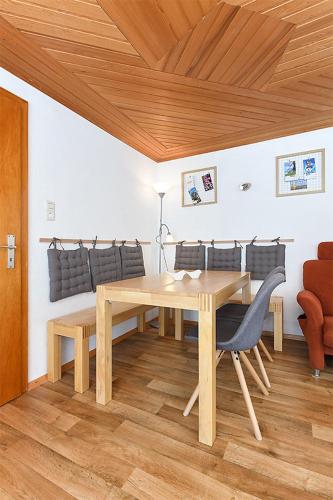 Fewo Mohnblume, Familienfreundliche Wohnung mit Außenspielanlage im Grünen (Fewo Mohnblume, Familienfreundliche Wohnung mit Außenspielanlage im Grunen) in Utarp
