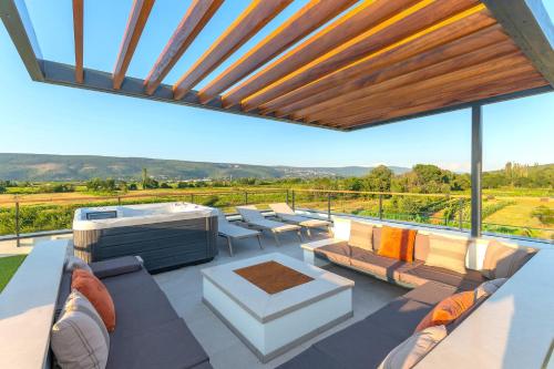 Spectacular Villa Excelsior Perfect for Families, Business, or Celebrations in Šumet