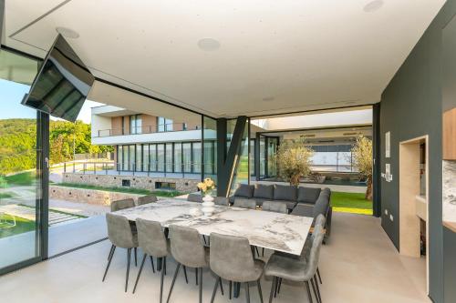 Spectacular Villa Excelsior Perfect for Families, Business, or Celebrations in Šumet