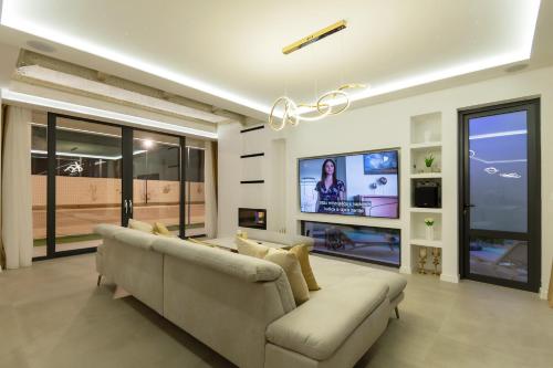 Spectacular Villa Excelsior Perfect for Families, Business, or Celebrations in Šumet