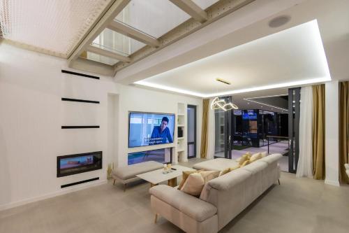 Spectacular Villa Excelsior Perfect for Families, Business, or Celebrations in Šumet