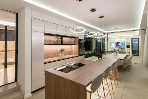 Spectacular Villa Excelsior Perfect for Families, Business, or Celebrations in Šumet