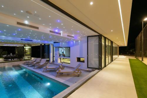 Spectacular Villa Excelsior Perfect for Families, Business, or Celebrations in Šumet