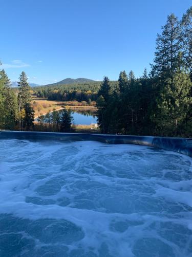 Petal & Pine Shores 20 acres on lake with hot tub – khách sạn tại Cranbrook (BC)