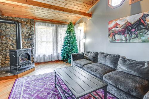Killington Area Escape with Deck, Views and Hot Tub! in Stockbridge, USA