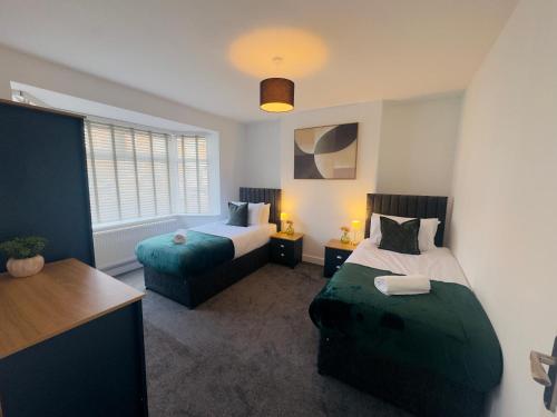 Cosy 4 Bedroom Home Sleeps 6 with on site Parking