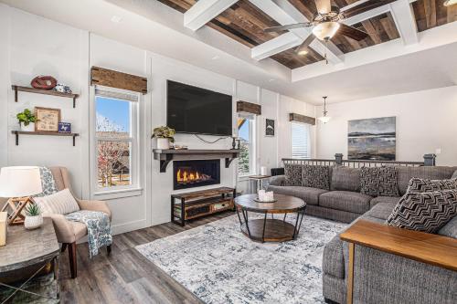 Hot tub, Sauna, Game Room, Air Force Academy View in Gleneagle (CO)