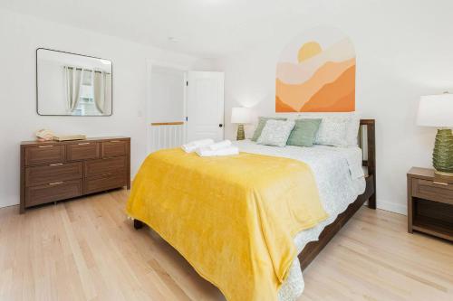 Spacious House on Sunset Lake 4 BR, 2 BA Unit2 – khách sạn tại Braintree