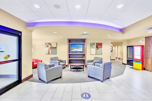 Condo Near Universal Studios w Pool & Hot Tub