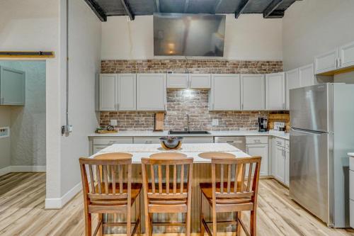 Explore Dtwn Burkburnett! Industrial Apt w/ Patio in Burkburnett (TX)