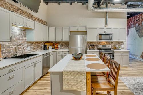 Explore Dtwn Burkburnett! Industrial Apt w/ Patio in Burkburnett (TX)