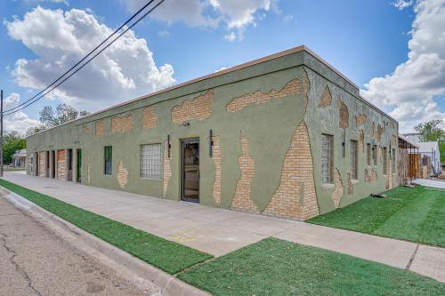 Explore Dtwn Burkburnett! Industrial Apt w/ Patio in Burkburnett (TX)