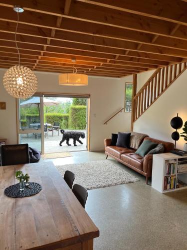 Beech Hill - Pet Friendly Holiday Home in Mahana
