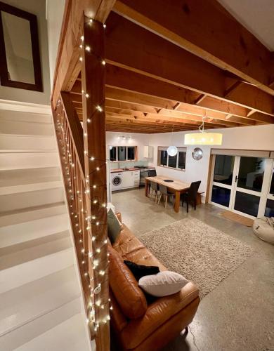 Beech Hill - Pet Friendly Holiday Home in Mahana