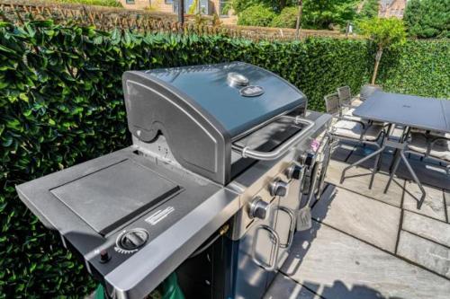 Private Patio & BBQ Walk to Tram Heart of Edinburgh City Centre - image 11