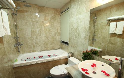 room detail thumbnail 2