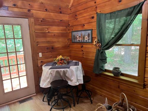 Hidden creek cabin in Livingstona (TN)