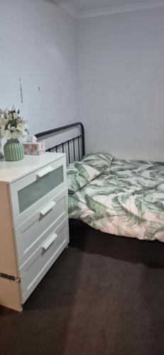 Bedrooms near airport – khách sạn tại Richmond