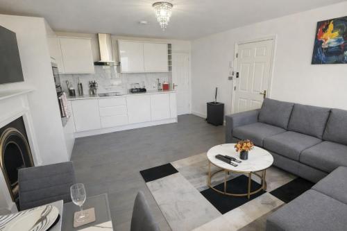 Entire Apartment hosted by Pius, Redhill