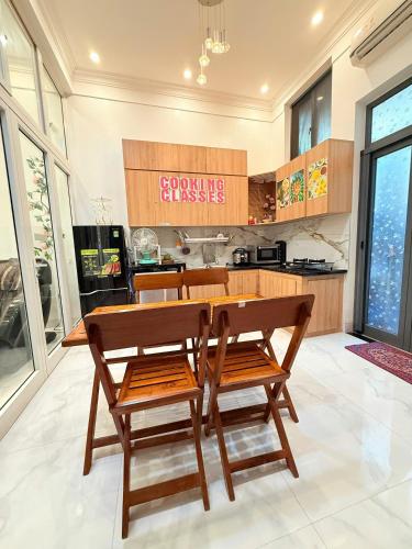 Kitchen, SUNNY Apartment Hue near HAPPY HOUSE