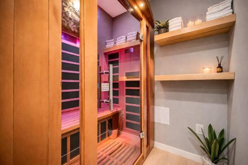 Modern 5BR, Kid-Friendly Home In Poconos with Pool Table, East Stroudsburg (Foto 8)