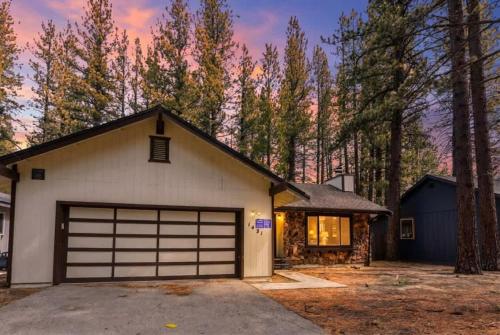 Pet Friendly - Great location steps to river – khách sạn tại Tahoe Valley