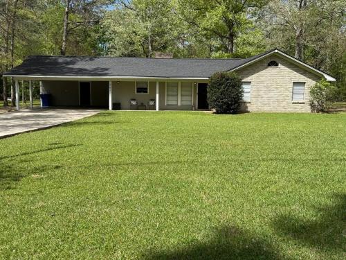 . Spacious Private Retreat Near Town & Lake