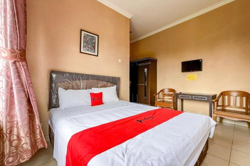 . RedDoorz Casa Delray Syariah at Pantai Pelabuhan Ratu