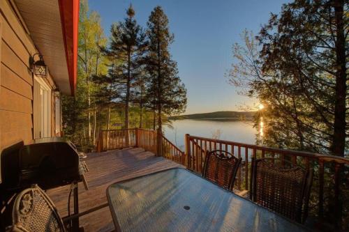 Le Huard - Lakefront & Private Dock in Sayabec (QC)
