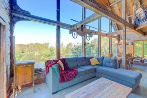 Chalet Ancestral - Old-World Charm by Lake in Frampton (QC)