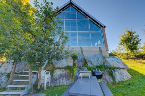 Chalet Ancestral - Old-World Charm by Lake in Frampton (QC)