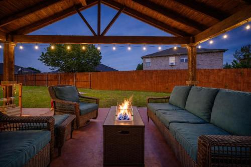 Spacious 4BR Family Home, Near AT&T, Big Backyard, Games and BBQ – khách sạn tại Grand Prairie