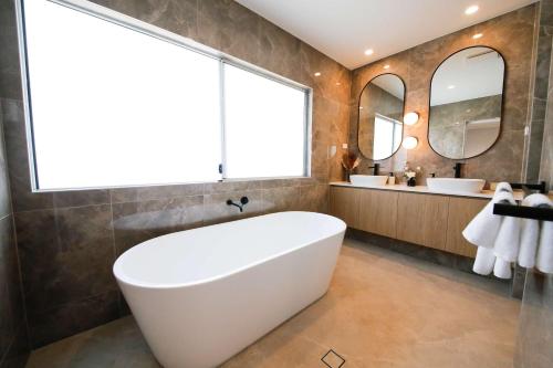 Stylish Nerang Retreat 5BR Family Friendly Home in Carrara