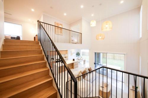 Stylish Nerang Retreat 5BR Family Friendly Home in Carrara