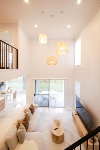 Stylish Nerang Retreat 5BR Family Friendly Home in Carrara