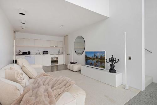 Modern Stay with Skyline Views in Darlinghurst - image 9
